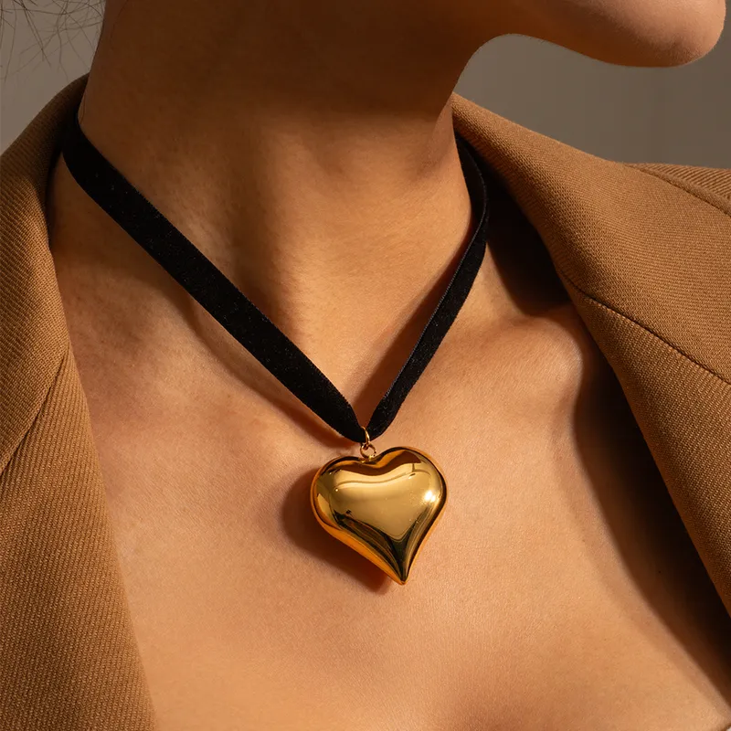 Χρυσό Κολιέ Καρδιά "Chrome Heart" με Μαύρο Κορδόνι