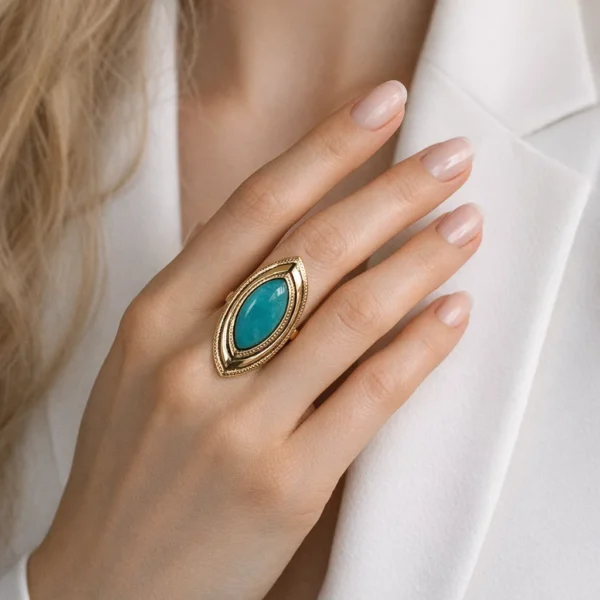 Boho-Luxe Statement Δαχτυλίδι με Τυρκουάζ & Ανάγλυφη Χρυσή Λεπτομέρεια